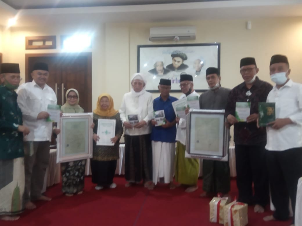 Hak Cipta Shalawat Badar dan Syubbanul Wathon Resmi Tercatat Kemenkum-HAM, PWNU Jatim Serahkan ke Dzuriyat Pencipta