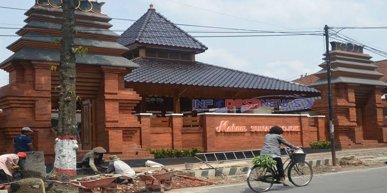Mengenal lebih dekat Sunan Pojok Blora, tokoh berpengaruh di Blora. Temukan tempat makamnya yang terletak di jantung Kota Blora dan jelajahi sejarah pendirian Kabupaten Blora. Pelajari peran Sunan Pojok dalam memajukan Blora sebagai kadipaten. Menyaksikan peninggalan bersejarah seperti Masjid Agung Baitunnur. Ikuti berbagai acara peringatan hari kelahiran Kota Blora yang dipadukan dengan kegiatan kolosal. Temukan pesona dan kekayaan budaya Blora yang diwariskan oleh Sunan Pojok.